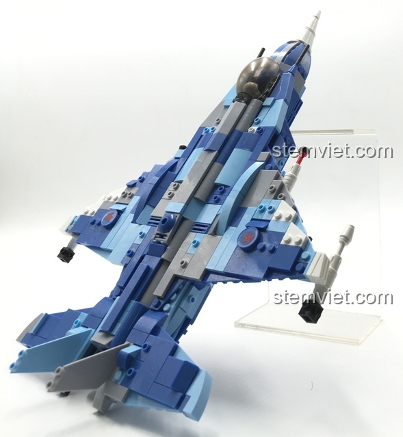 Sáu mẫu máy bay nhỏ của Sluban M38-B0666 được trưng bày cùng nhau.