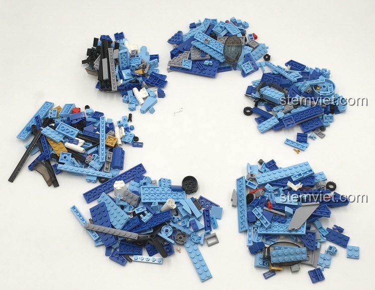 Toàn bộ 728 mảnh ghép của bộ lắp ráp Robot Máy Bay Chiến Đấu Sluban, sẵn sàng cho những giờ lắp ráp sáng tạo.