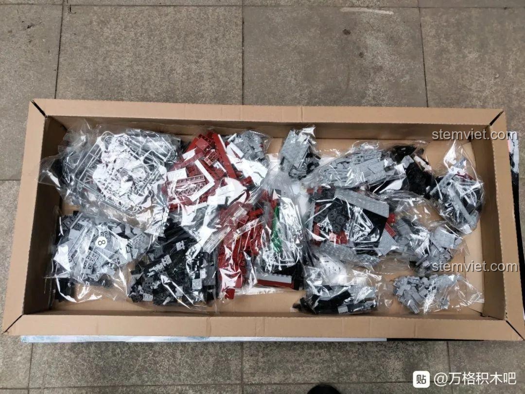 Cạnh bên của hộp Sluban M38-B0698 Tàu sân bay Sơn Đông, có quai xách tiện lợi, thích hợp làm quà tặng.