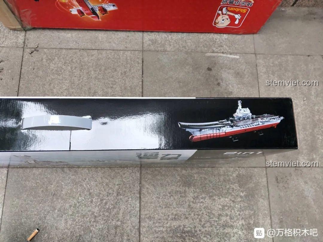 Thông tin chi tiết và chứng nhận an toàn CCC trên hộp bộ đồ chơi Tàu sân bay Sơn Đông, phù hợp cho bé trai từ 6 tuổi.