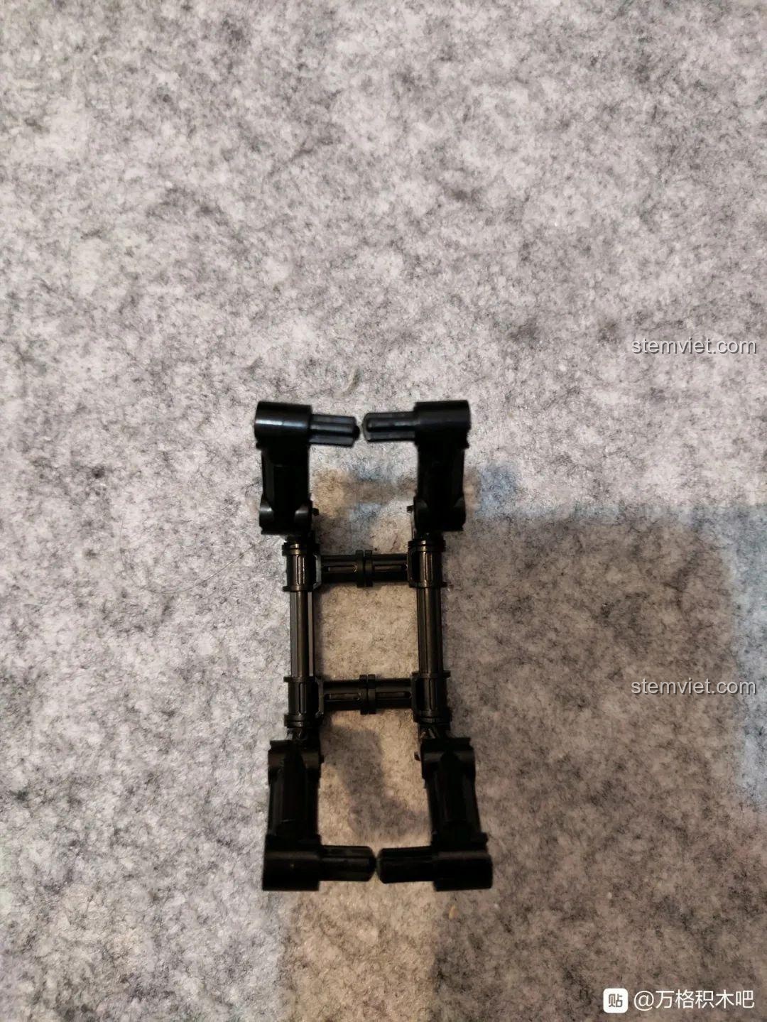 Các chi tiết dạng technic được sử dụng để tạo nên phần chân đế vững chãi cho mô hình tàu sân bay.