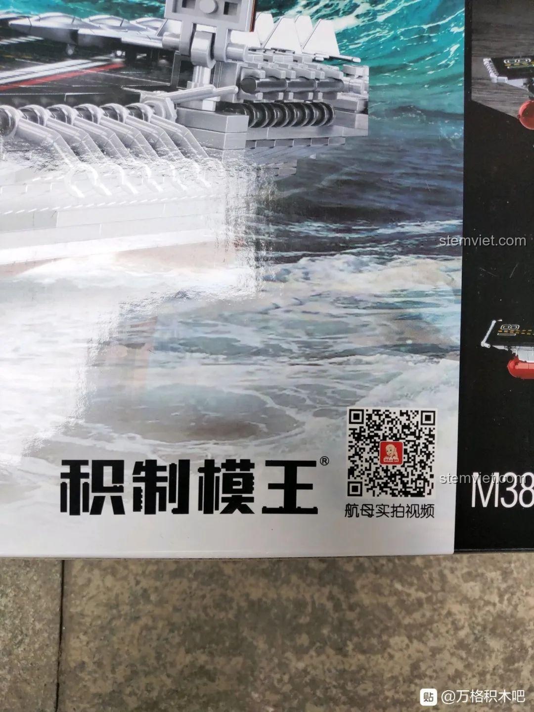 Mặt sau hộp của đồ chơi mô hình Hàng không mẫu hạm Type 002 M38B0698, giới thiệu 2 mẫu có thể lắp ráp: tàu Sơn Đông và tàu chiến ý tưởng.