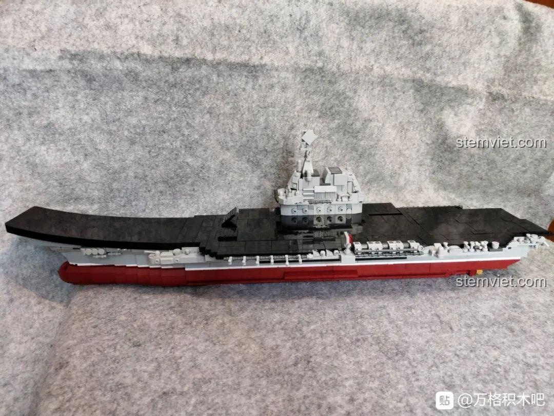 Bên trong hộp đồ chơi lắp ráp Sluban M38-B0698 với các túi mảnh ghép được sắp xếp gọn gàng, sẵn sàng cho bé khám phá.