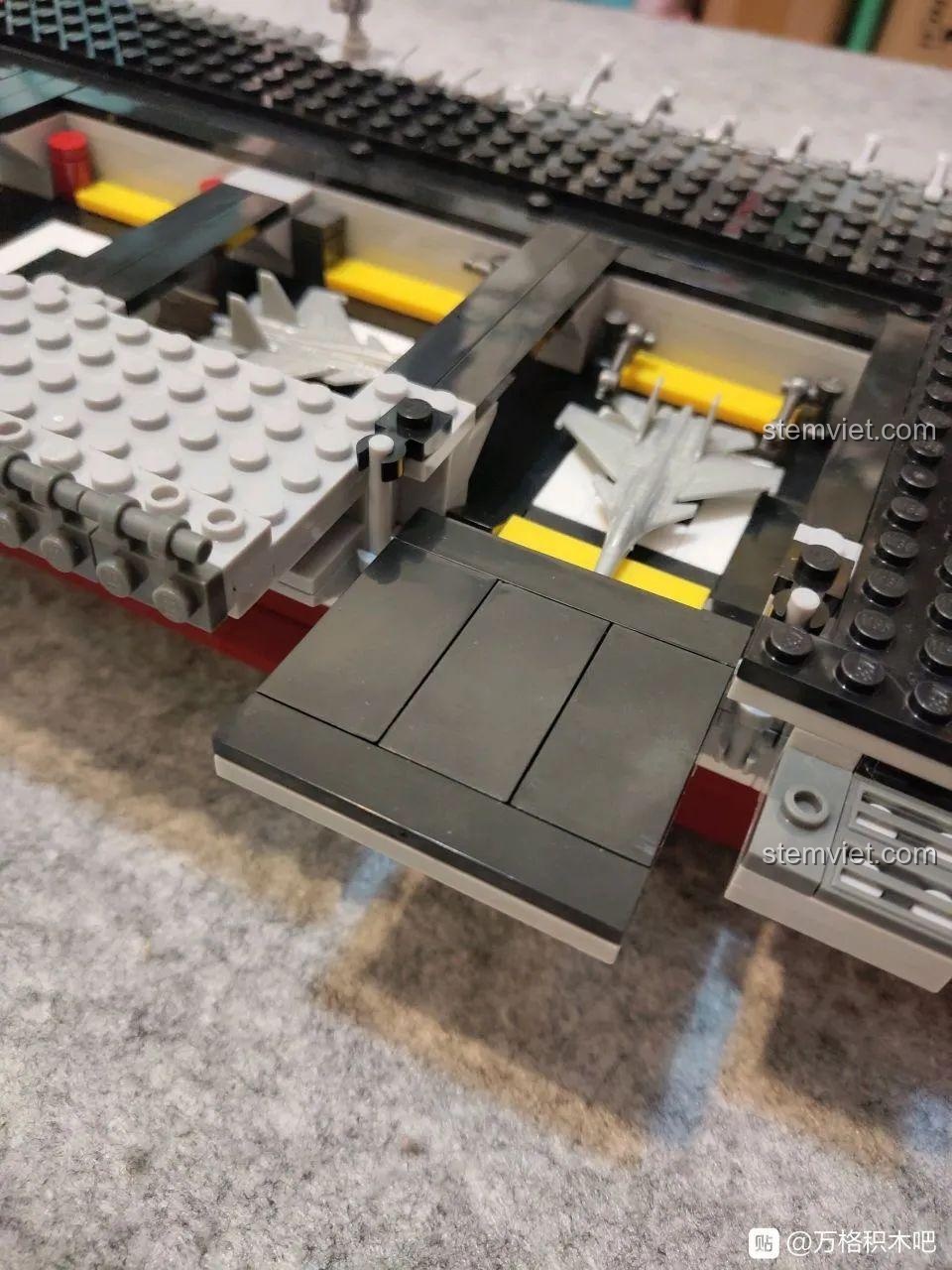 Chi tiết thang máy nâng máy bay bên trong khoang chứa của mô hình tàu sân bay, một tính năng thú vị của bộ lắp ráp.