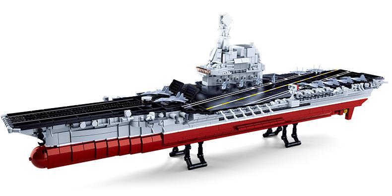 Mô hình hoàn thiện của bộ lắp ráp Tàu sân bay Sơn Đông Sluban M38-B0698 với 1728 chi tiết, tỉ lệ 1:450, một món quà giá rẻ và ý nghĩa cho bé trai 6 tuổi.