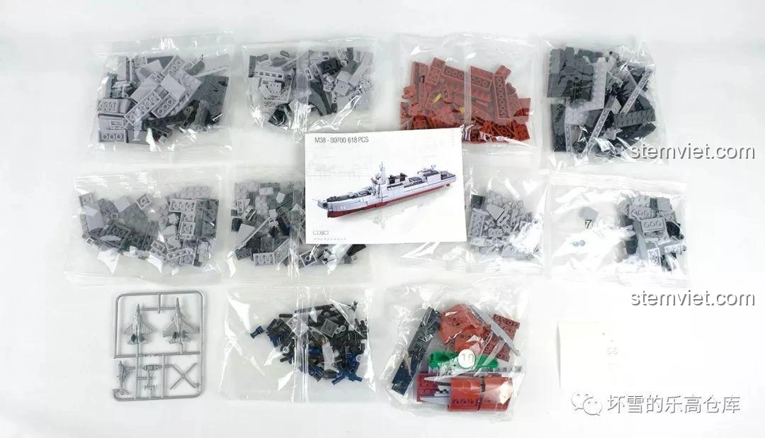 Các túi linh kiện được phân loại cẩn thận của bộ lắp ghép Sluban M38-B0700 Tàu Khu Trục Type 055, sẵn sàng cho quá trình lắp ráp.
