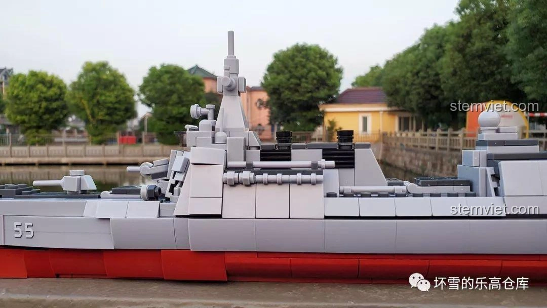 Cận cảnh cạnh bên cầu tàu của mô hình Sluban M38-B0700 Tàu Khu Trục Type 055, thể hiện chi tiết ống khói tích hợp.