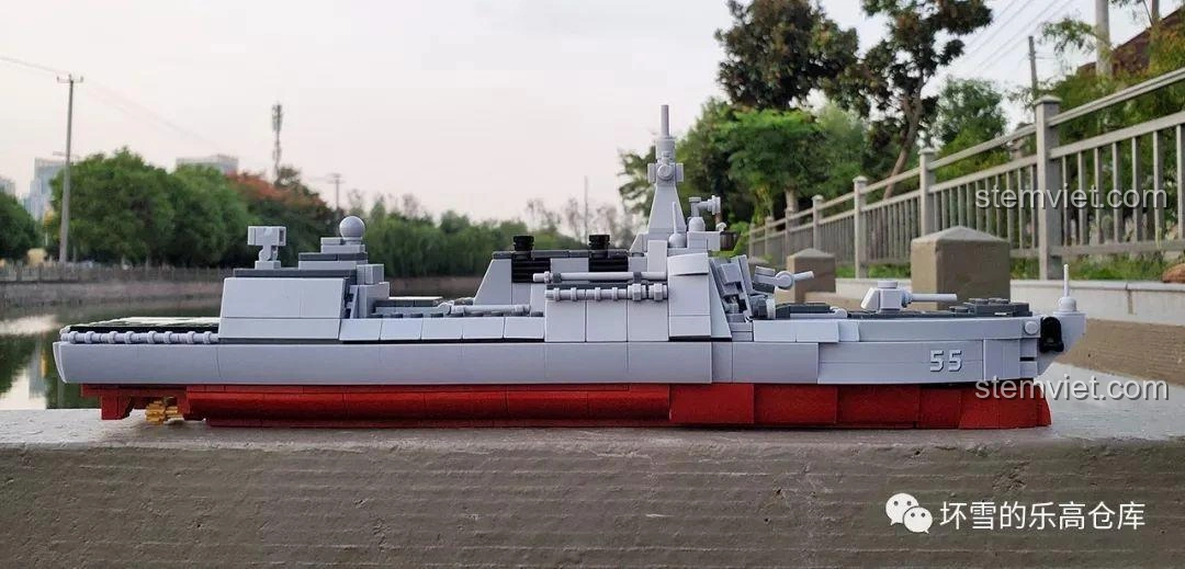 Mô hình Sluban M38-B0700 Tàu Khu Trục Type 055 nhìn từ cạnh bên, cho thấy thiết kế thân tàu mượt mà và tỉ lệ chuẩn 1:450.