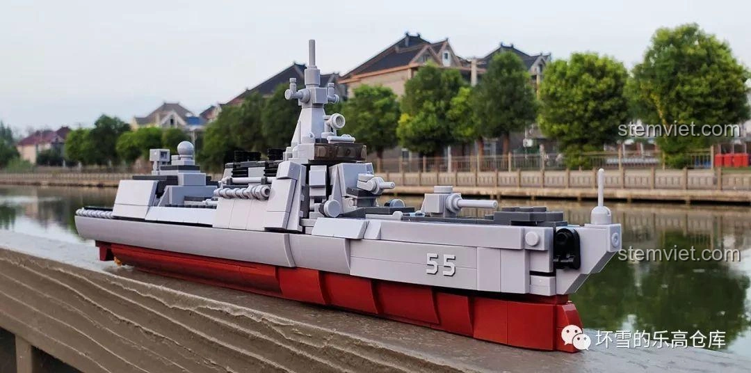 Mô hình Sluban M38-B0700 Tàu Khu Trục Type 055 tỉ lệ 1:450 hoàn chỉnh, nổi bật trên nền cảnh sông nước, thể hiện vẻ đẹp mạnh mẽ của chiến hạm.