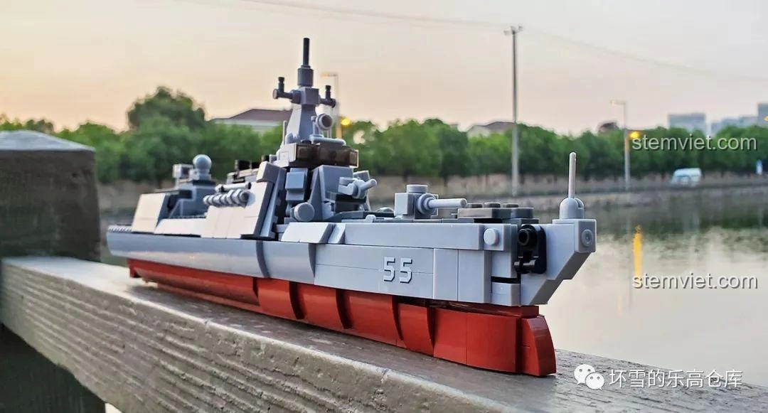 Góc nhìn phía trước của mô hình Sluban M38-B0700 Tàu Khu Trục Type 055, thể hiện chi tiết phần mũi tàu và hệ thống vũ khí.