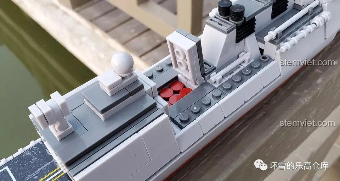 Cận cảnh hệ thống phóng thẳng đứng ở giữa thân tàu của mô hình Sluban M38-B0700 Tàu Khu Trục Type 055, cũng có thể mở ra.