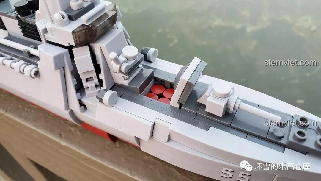 Cận cảnh hệ thống vũ khí phía trước của mô hình Sluban M38-B0700 Tàu Khu Trục Type 055, bao gồm hệ thống phóng thẳng đứng có thể mở.