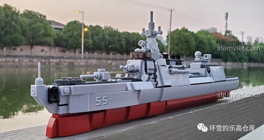 Mô hình Sluban M38-B0700 Tàu Khu Trục Type 055 với góc nhìn rộng dưới ánh hoàng hôn, thể hiện toàn bộ vẻ đẹp của chiến hạm.
