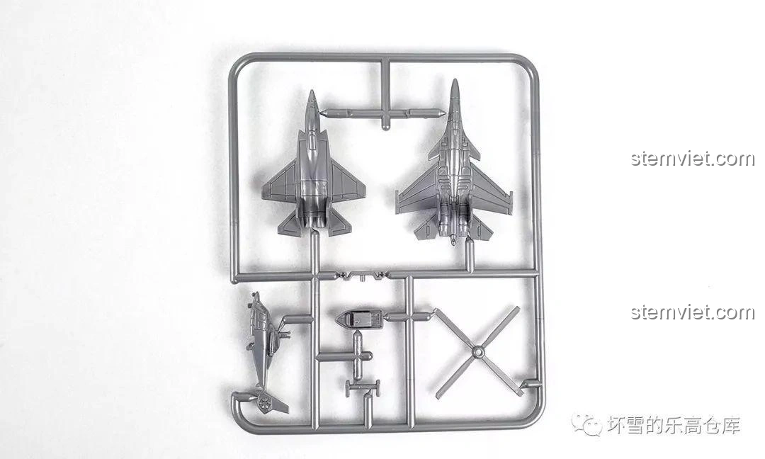 Các phụ kiện máy bay đi kèm bộ lắp ghép Sluban M38-B0700 Tàu Khu Trục Type 055, bao gồm tiêm kích FC-31 và J-15.