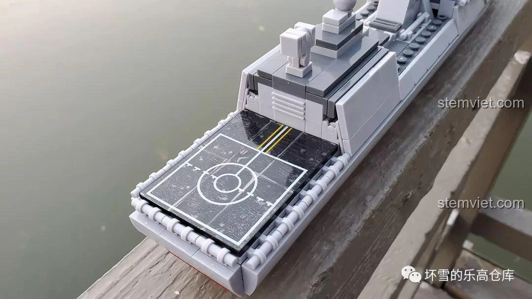 Sân trực thăng phía đuôi của mô hình Sluban M38-B0700 Tàu Khu Trục Type 055, với chi tiết đường kẻ và miếng dán.