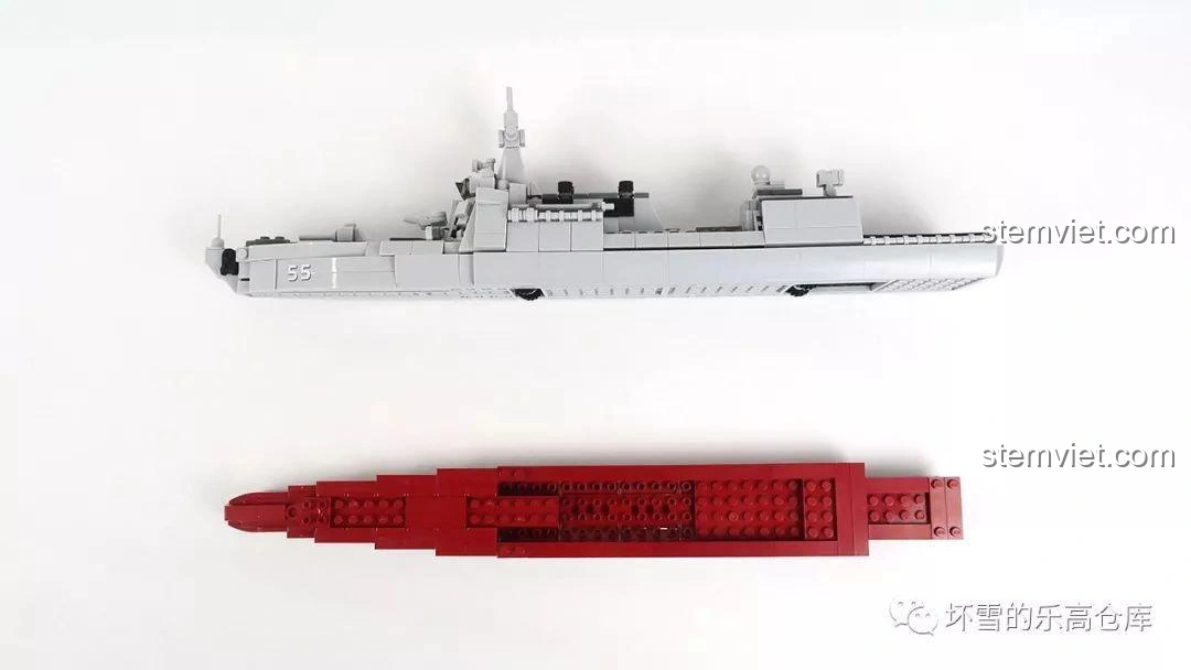 Thiết kế đáy tàu có thể tháo rời của mô hình Sluban M38-B0700 Tàu Khu Trục Type 055, cho phép trưng bày ở chế độ nổi hoặc trên bánh xe.