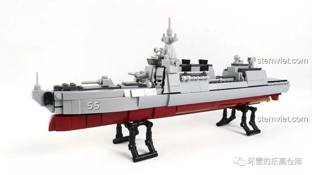 Mô hình Sluban M38-B0700 Tàu Khu Trục Type 055 đặt trên đế đỡ, sẵn sàng trưng bày trong bộ sưu tập.