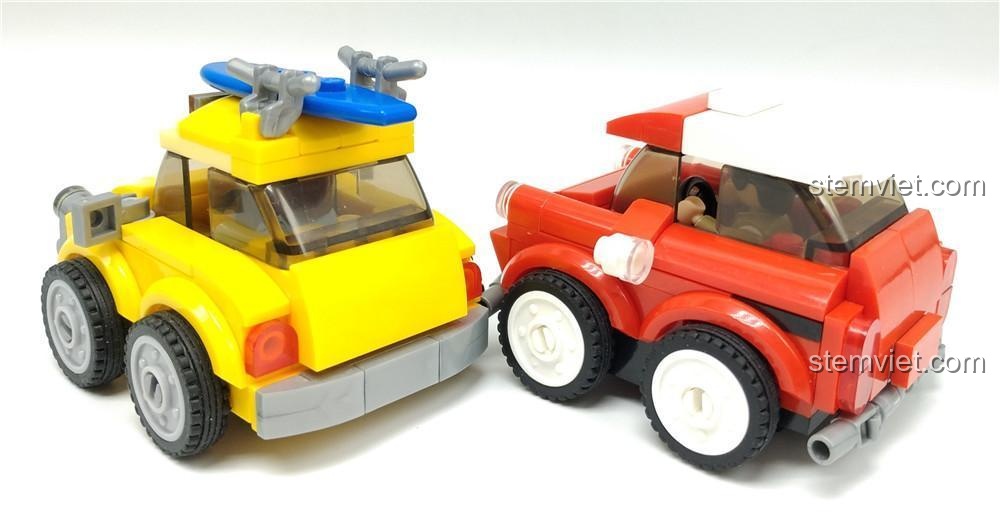 Mô hình Mini Cooper M38B0706B nhìn từ phía sau, làm nổi bật phần đuôi xe đặc trưng.