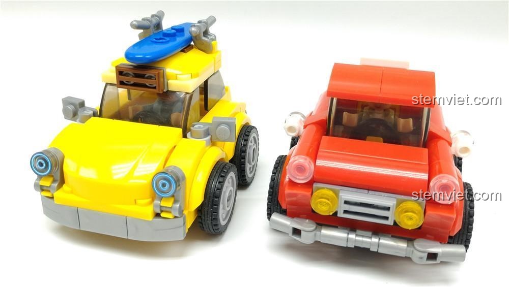 Ảnh chụp cận cảnh mặt trước mô hình xe Mini Cooper màu đỏ Sluban M38-B0706B và xe màu vàng.