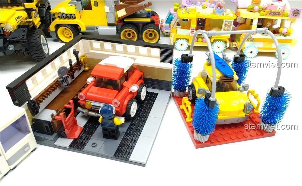 Ảnh review bộ lắp ráp Sluban M38-B0706B xe của Mr. Bean màu đỏ và một chiếc xe màu vàng khác trong cùng series.