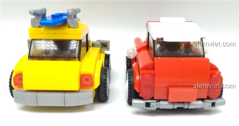 Đồ chơi mô hình Sluban M38-B0706B nhìn từ phía sau, so sánh với xe màu vàng có ván lướt sóng trên nóc.