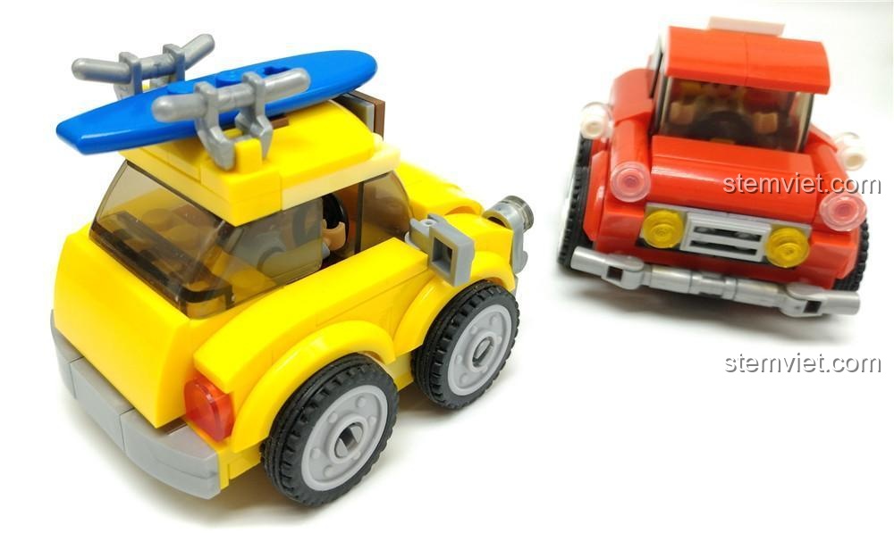 So sánh góc nghiêng giữa xe màu vàng và xe Mr. Bean màu đỏ Sluban M38-B0706B.