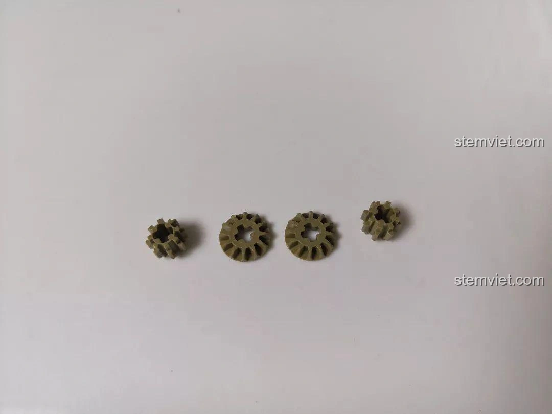 Bốn mảnh ghép bánh răng nhỏ màu nâu của bộ đồ chơi Sluban M38-B0709 Xe Tăng Siêu Nhẹ CV33, dùng cho cơ chế chuyển động.