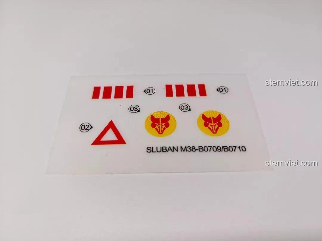 Tờ decal với các biểu tượng và số hiệu màu đỏ và vàng, dùng để trang trí cho mô hình Sluban M38-B0709 Xe Tăng Siêu Nhẹ CV33.