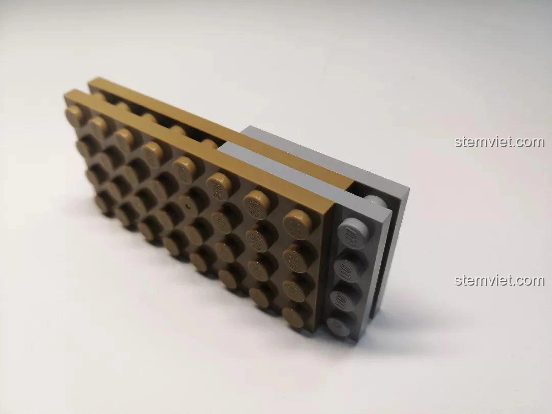 Hai mảnh ghép Sluban màu nâu và hai mảnh ghép LEGO màu xám được ghép lại với nhau, cho thấy độ khít và không có khe hở.