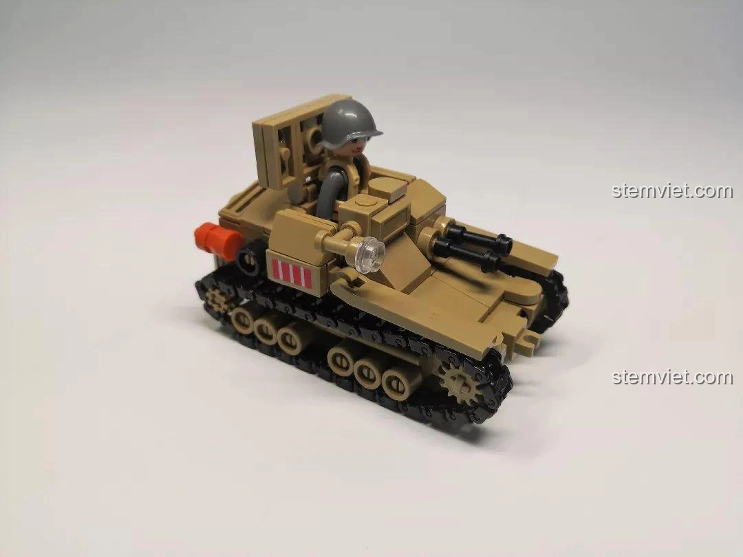 Mô hình đồ chơi lắp ráp Sluban M38-B0709 Xe Tăng Siêu Nhẹ CV33 đã hoàn thành, nhìn từ góc chéo, thể hiện rõ các chi tiết bên hông và bánh xích.