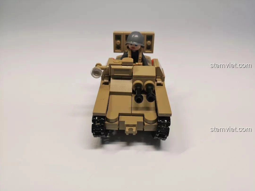 Mô hình đồ chơi lắp ráp Sluban M38-B0709 Xe Tăng Siêu Nhẹ CV33 đã hoàn thành, nhìn từ góc chính diện, thể hiện chi tiết súng máy và đèn.