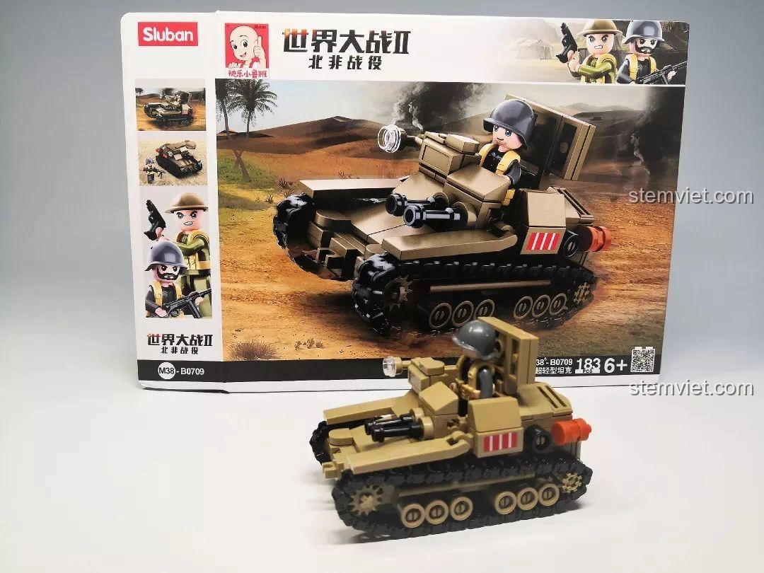 Mô hình đồ chơi lắp ráp Sluban M38-B0709 Xe Tăng Siêu Nhẹ CV33 đã hoàn thành, đặt trước hộp sản phẩm, tạo cái nhìn tổng thể hấp dẫn.