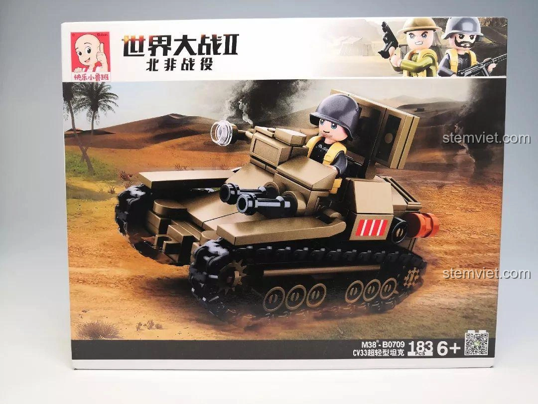 Hộp sản phẩm đồ chơi lắp ráp Sluban M38-B0709 Xe Tăng Siêu Nhẹ CV33 Chiến Dịch Bắc Phi Thế Chiến II, hình ảnh xe tăng và lính trên sa mạc.