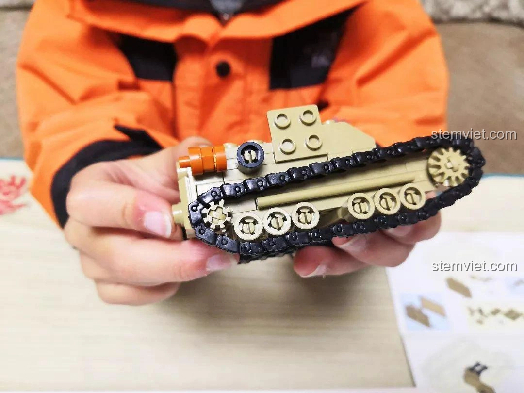 Các mảnh ghép đặc biệt màu nâu và đỏ của bộ đồ chơi Sluban M38-B0709 Xe Tăng Siêu Nhẹ CV33, hữu ích cho việc MOC.