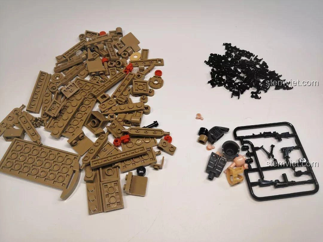 Các mảnh ghép màu nâu và đen của bộ đồ chơi lắp ráp Sluban M38-B0709 Xe Tăng Siêu Nhẹ CV33, cùng với các phụ kiện nhỏ.