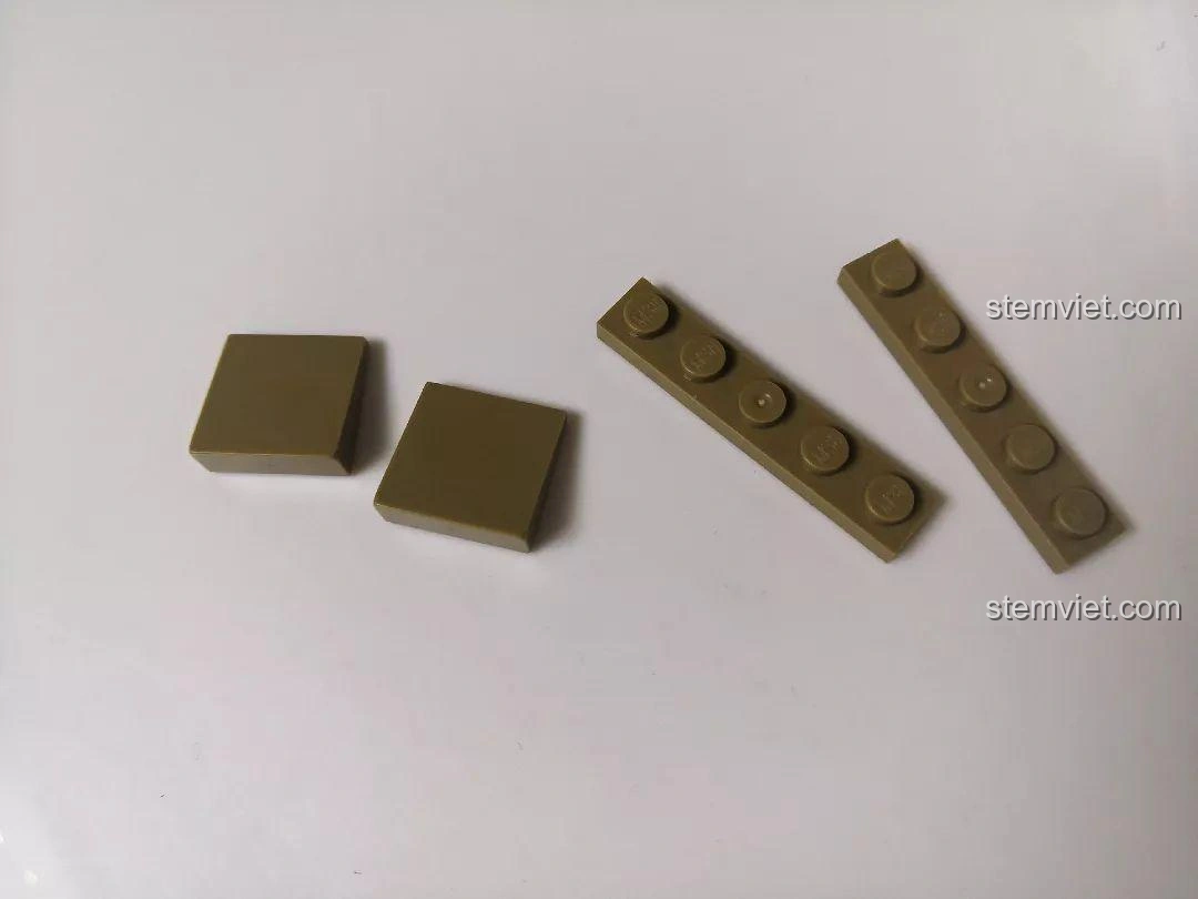 Các mảnh ghép dạng tấm và thanh nhỏ màu nâu của bộ đồ chơi Sluban M38-B0709 Xe Tăng Siêu Nhẹ CV33, đa dạng cho việc lắp ráp.