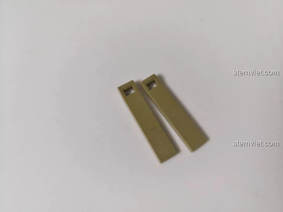 Hai mảnh ghép dạng thanh màu nâu của bộ đồ chơi Sluban M38-B0709 Xe Tăng Siêu Nhẹ CV33, dùng trong cấu trúc xe tăng.