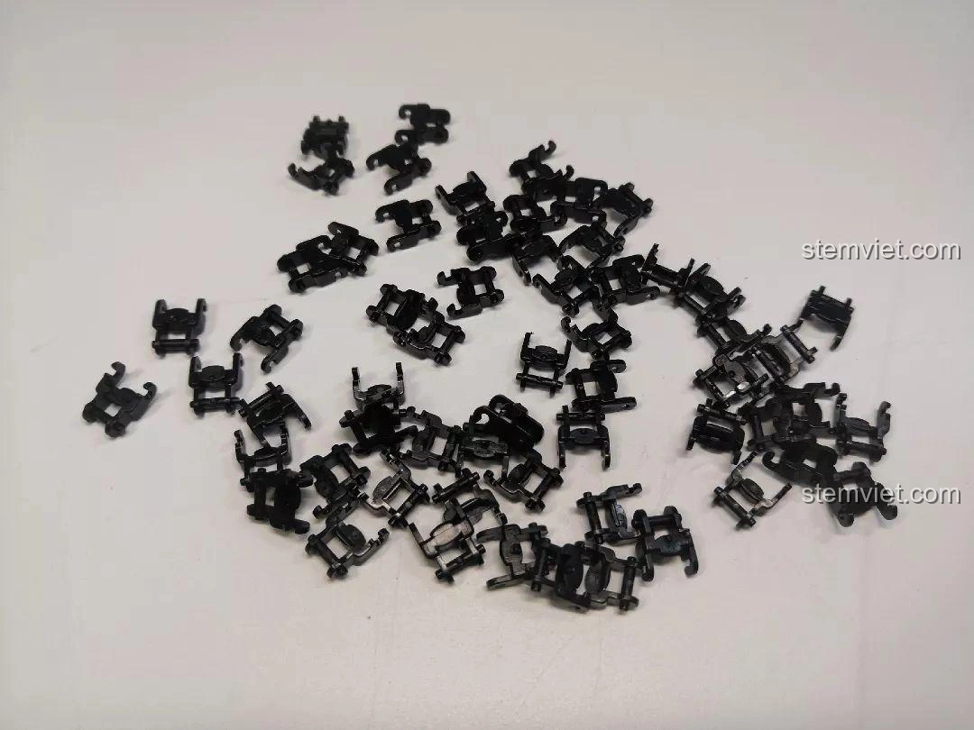 Các mảnh xích màu đen của bộ đồ chơi lắp ráp Sluban M38-B0709 Xe Tăng Siêu Nhẹ CV33, được thiết kế để tạo thành hệ thống bánh xích.