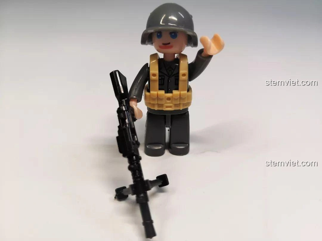 Minifigure lính tăng đã lắp ráp của bộ đồ chơi Sluban M38-B0709 Xe Tăng Siêu Nhẹ CV33, với một tay giơ lên chào.