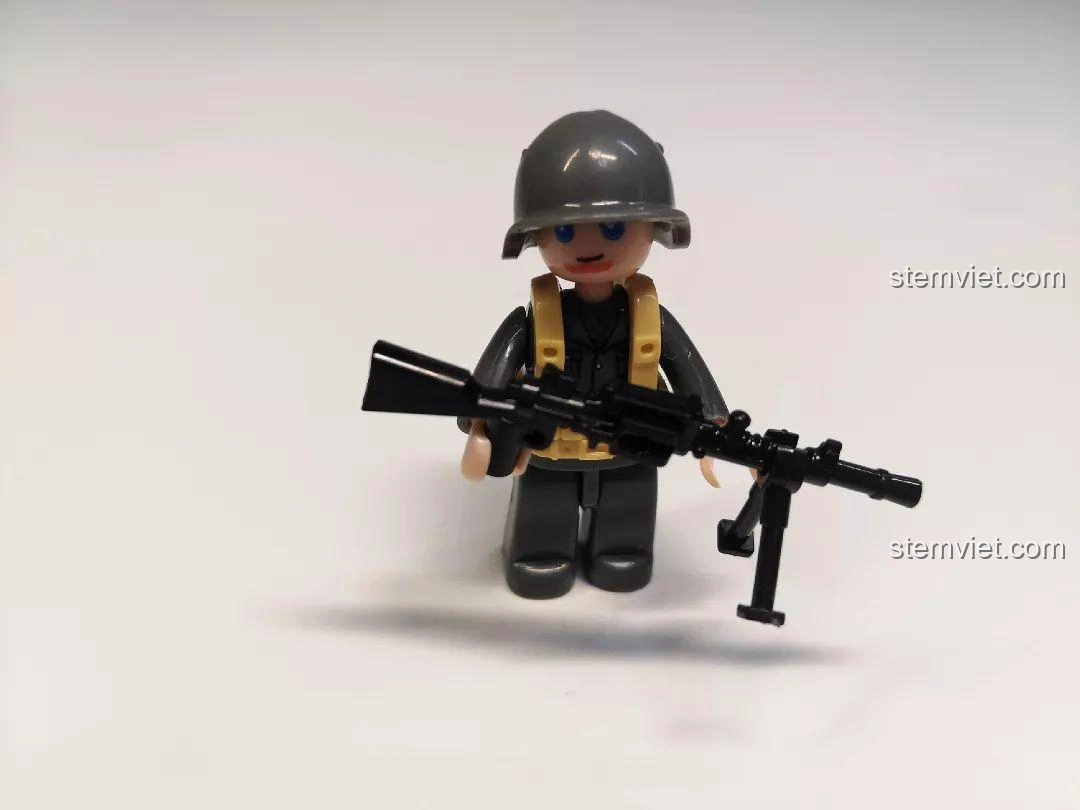 Minifigure lính tăng đã được lắp ráp, cầm súng máy, đứng thẳng, đi kèm bộ đồ chơi Sluban M38-B0709 Xe Tăng Siêu Nhẹ CV33.