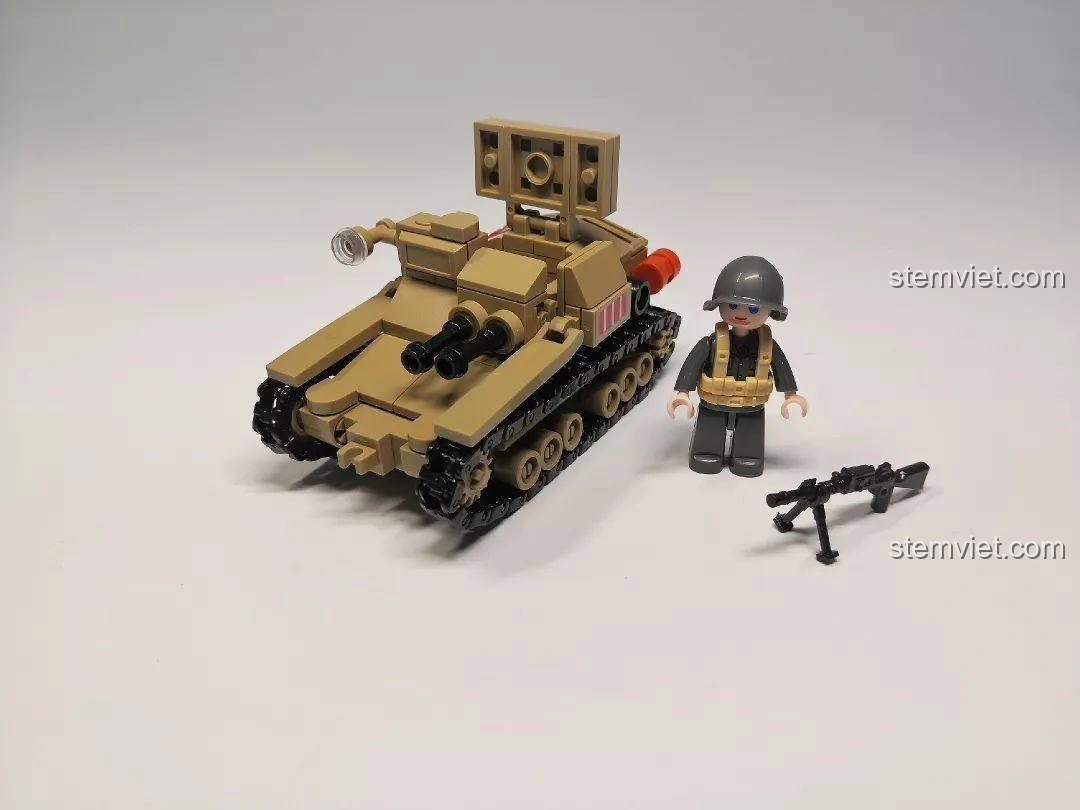 Mô hình Sluban M38-B0709 Xe Tăng Siêu Nhẹ CV33 đã hoàn thành cùng với minifigure lính tăng và vũ khí, sẵn sàng cho cuộc chiến.