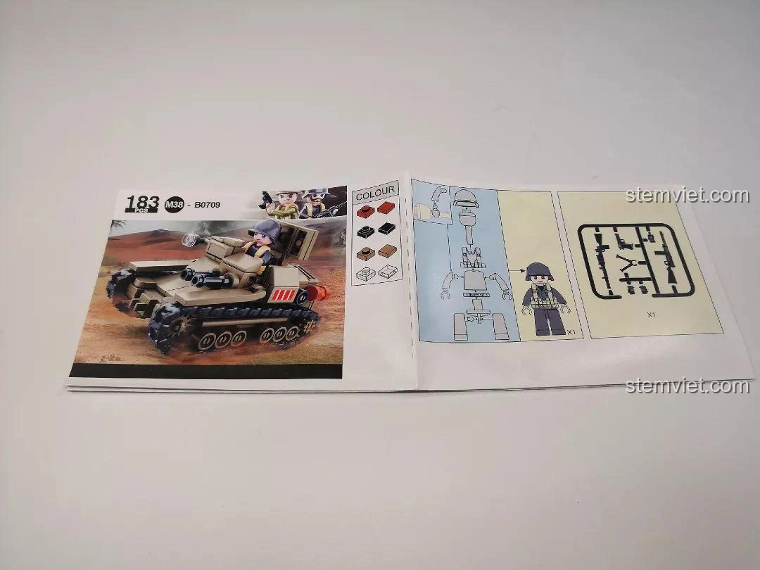 Sách hướng dẫn lắp ráp của bộ đồ chơi Sluban M38-B0709 Xe Tăng Siêu Nhẹ CV33, hiển thị hình ảnh mô hình và các bước lắp ráp ban đầu.
