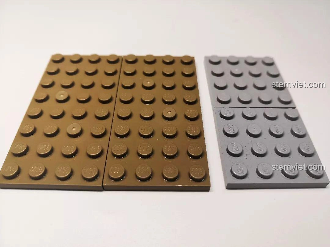 So sánh các mảnh ghép màu nâu của Sluban M38-B0709 Xe Tăng Siêu Nhẹ CV33 với mảnh ghép màu xám của LEGO, cho thấy khả năng tương thích.