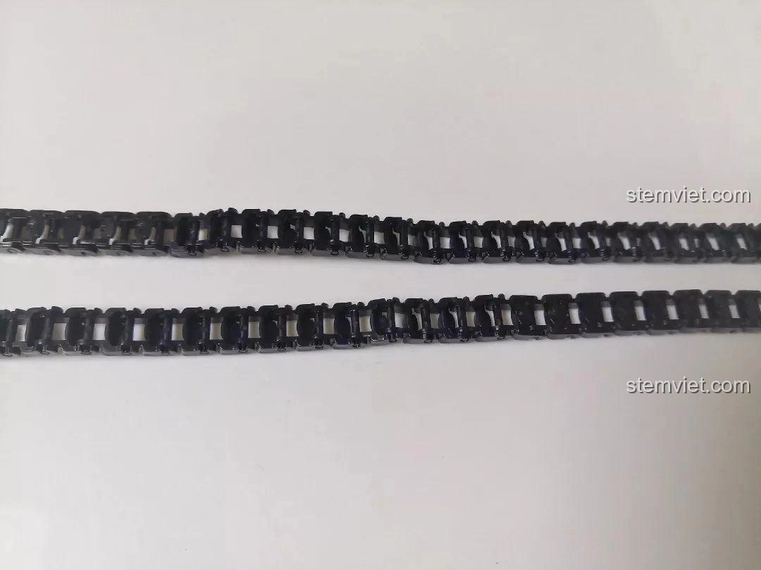 Hai dải xích xe tăng đã được lắp ráp từ các mảnh nhỏ của bộ đồ chơi Sluban M38-B0709 Xe Tăng Siêu Nhẹ CV33, sẵn sàng gắn vào mô hình.