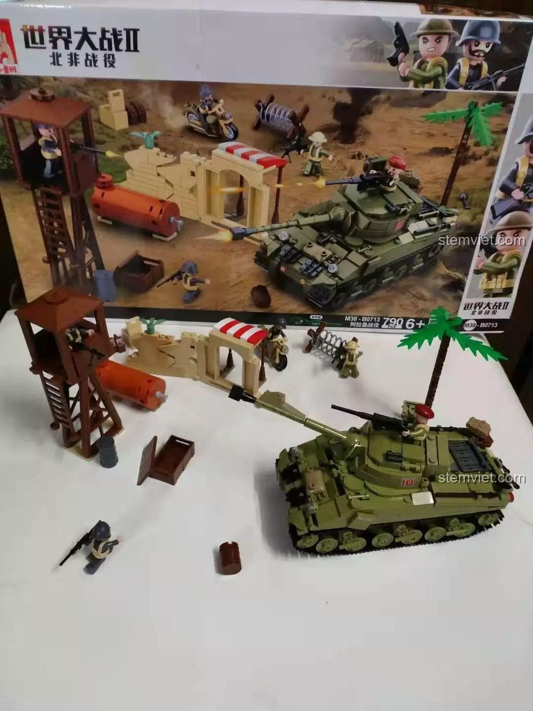 Xe tăng Sherman Firefly 713, toàn bộ cảnh chiến trường với xe tăng, minifigure và các công trình, tạo nên một bức tranh sống động.
