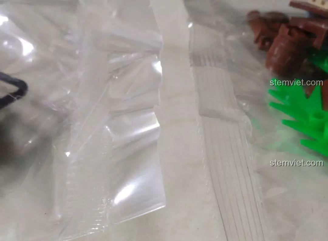 Xe tăng quân sự Sluban, cận cảnh chi tiết túi đựng linh kiện, đảm bảo các mảnh ghép được bảo quản tốt.