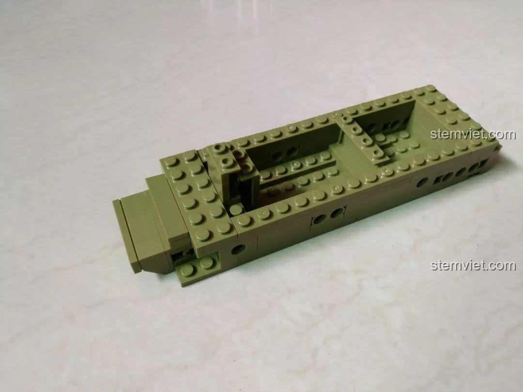 Sluban 713, phần đế của xe tăng đang được lắp ráp, nền tảng vững chắc cho mô hình.