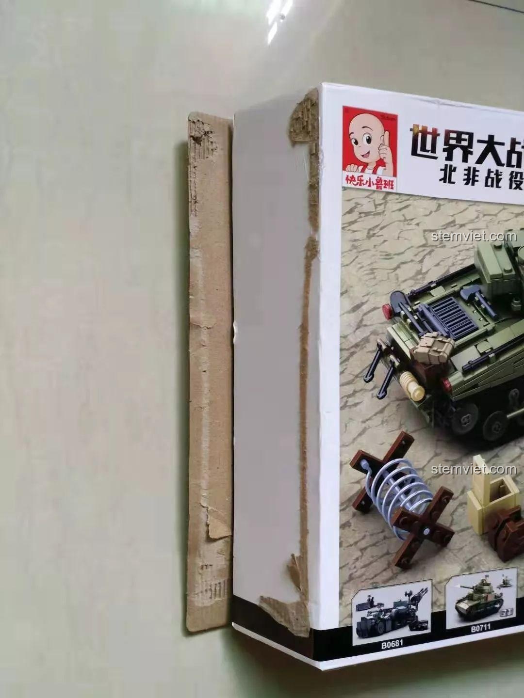 Trận chiến El Alamein 713, cận cảnh cảnh quan với tháp canh, minifigure và xe mô tô, thể hiện sự chi tiết của bộ đồ chơi.