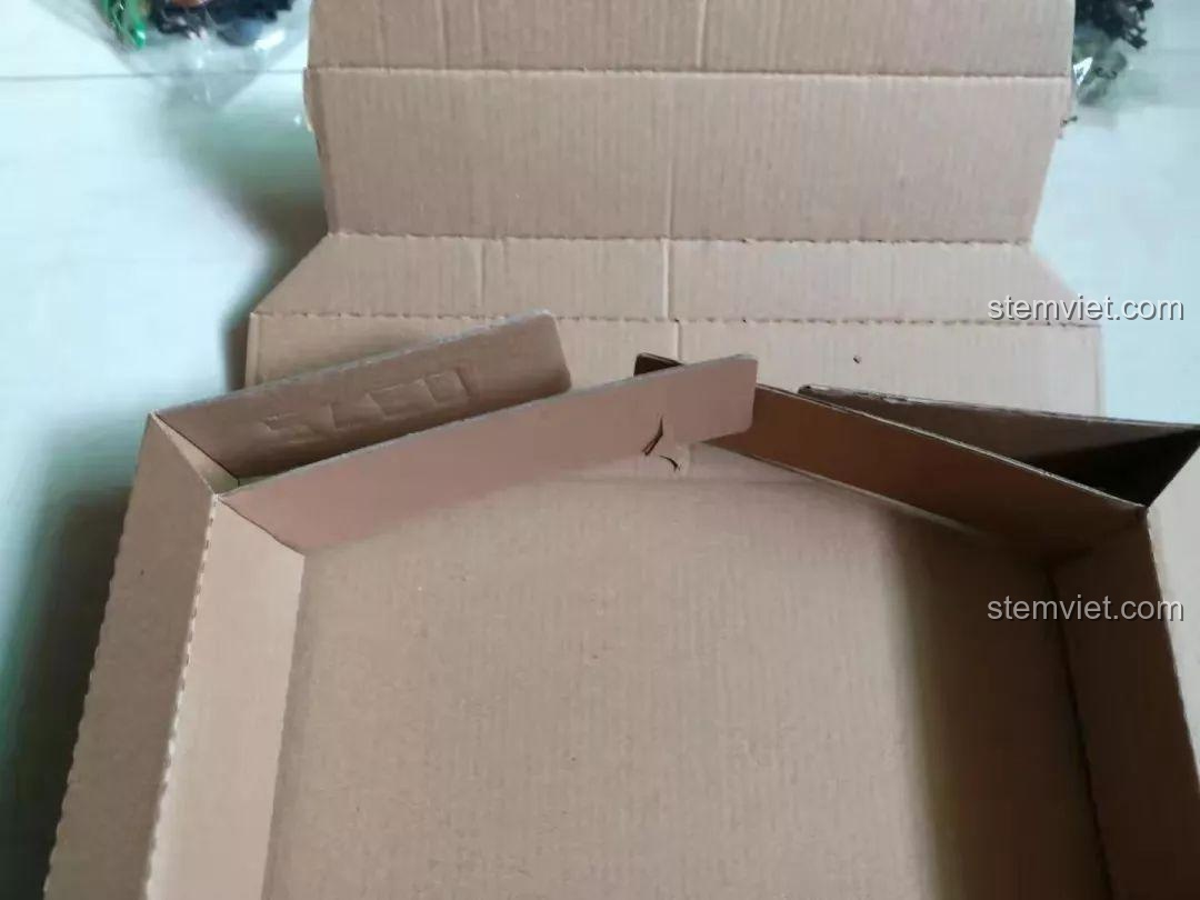 Sluban M38-B0713, ảnh hộp sản phẩm được gấp gọn, cho thấy cách đóng gói.