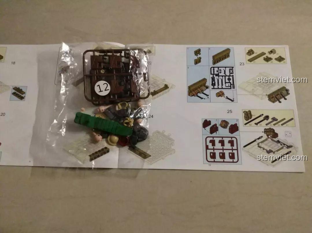 Đồ chơi mô hình B0713, trang hướng dẫn lắp ráp minifigure và các mảnh ghép nhỏ, chi tiết rõ ràng.